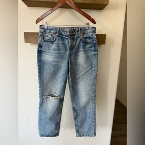 River Island|Straight leg light wash jeans with distressing on knee•••NWT, 10